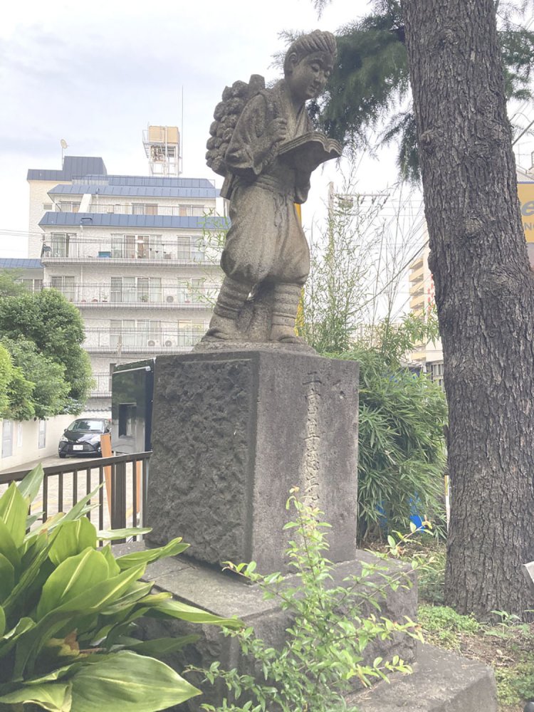 大井の水神社入り口にいる金次郎。なぜここにいるのかは不明（2021年）。