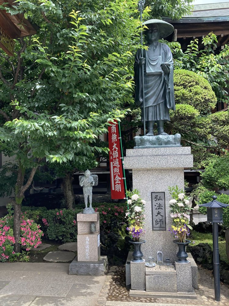 田端の東覚寺境内。巨大な弘法大師の横に唐突に金次郎（2021年）。