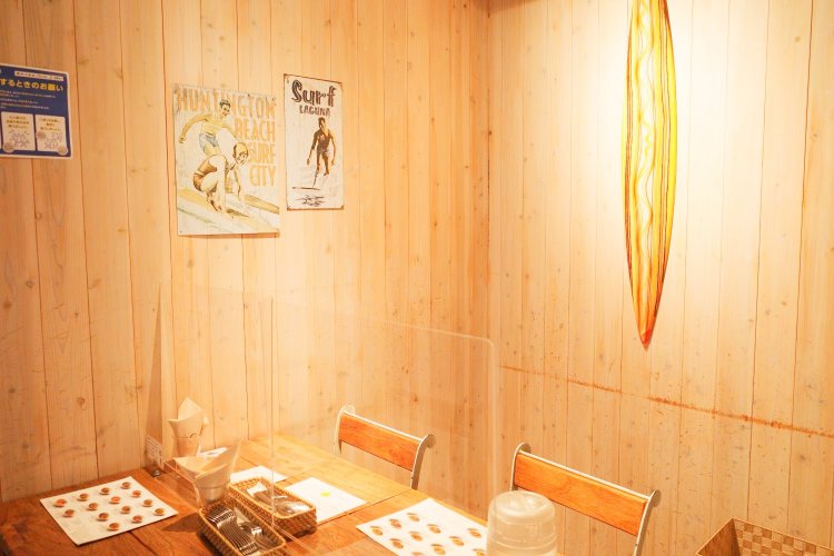小さなサーフボードやポスターが飾られている。