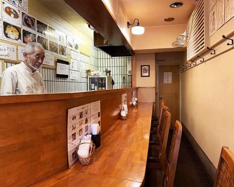 わずか8席のこぢんまりとした店内。通路が狭いが、居心地は満点だ。