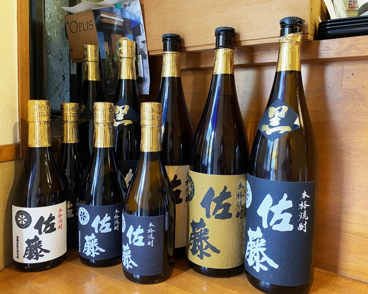 店名と同じ名前の焼酎「佐藤」は、プレミアム級の人気銘柄。
