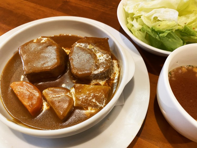 牛タンシチューはサラダ、コンソメスープ、バケットまたはライス付きで1600円。