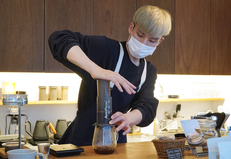 圧をかけて、ゆっくりと抽出していく。