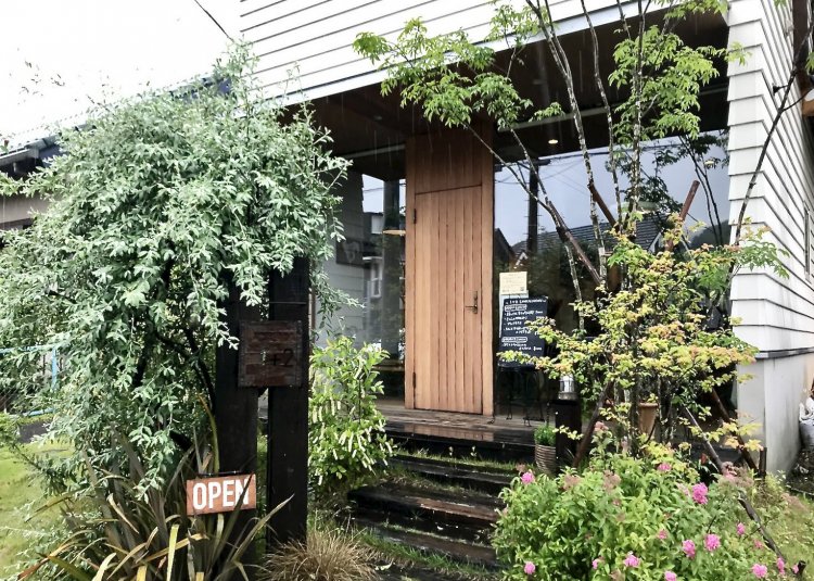 ジョンソンタウン時代の思い出も大切に、アメリカンハウスを彷彿させる横張の下見板の白い外壁が特徴的な店舗。