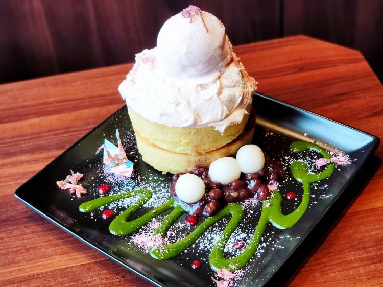 春限定 桜舞い散る春色さくらホットケーキ 1480円。