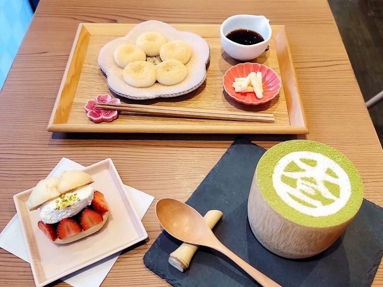 作りたてもちもち白玉〜黒蜜きなこ〜 770円（写真奥）。どらぱん（いちごとピスタチオ） 605円（手前左）。大三ぱふぇ 1320円（手前右）。