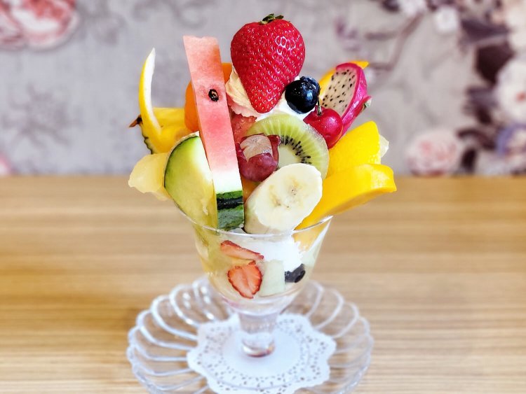 フルーツパフェ 2500円。