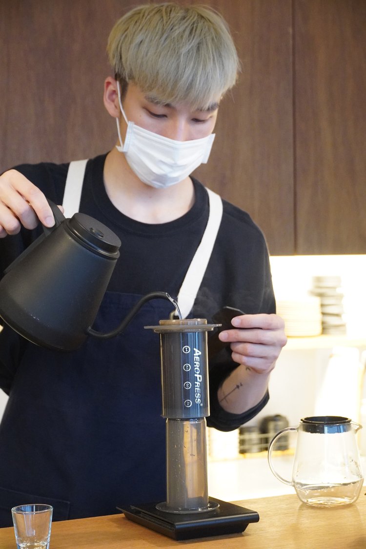 淹れてくれるのは代表の野口さん。チャンバーにお湯を注ぐ。