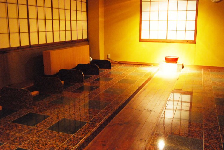 岩盤浴は、マイナスイオンの働きにより気分や体調を改善し、血液や体液をサラサラにするという。