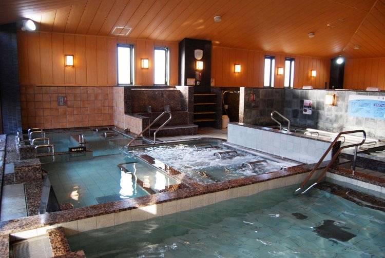 内湯での楽しみは、医療効果が高いといわれる1000ppmの高濃度炭酸泉。入浴すると2～3分で肌に気泡がつく。