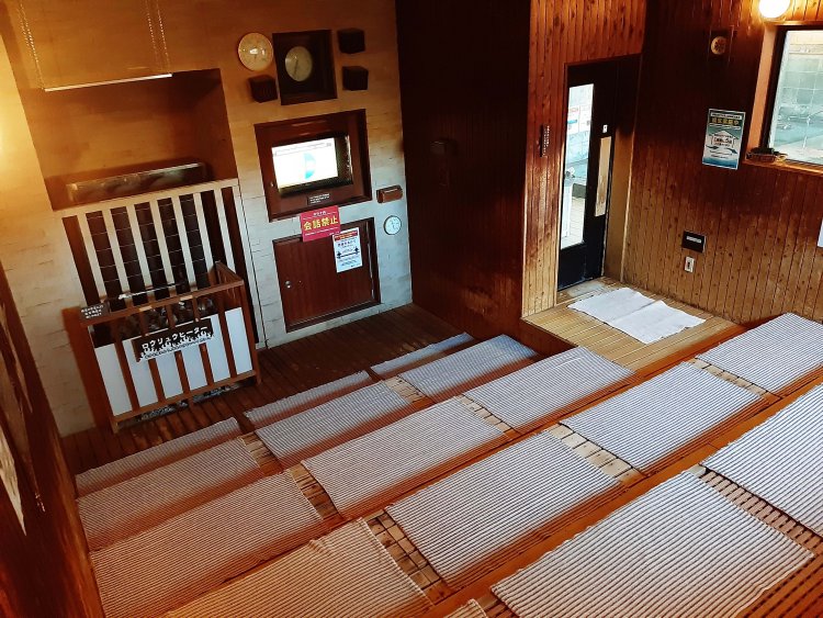 定時になると、自動的に熱せられたサウナストーンに水がかかり、熱波がサウナ室に充満する。