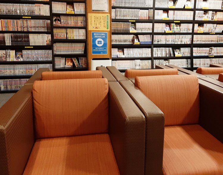 岩盤浴の合間にはリクライニングチェアーに腰かけてゆっくりくつろごう。