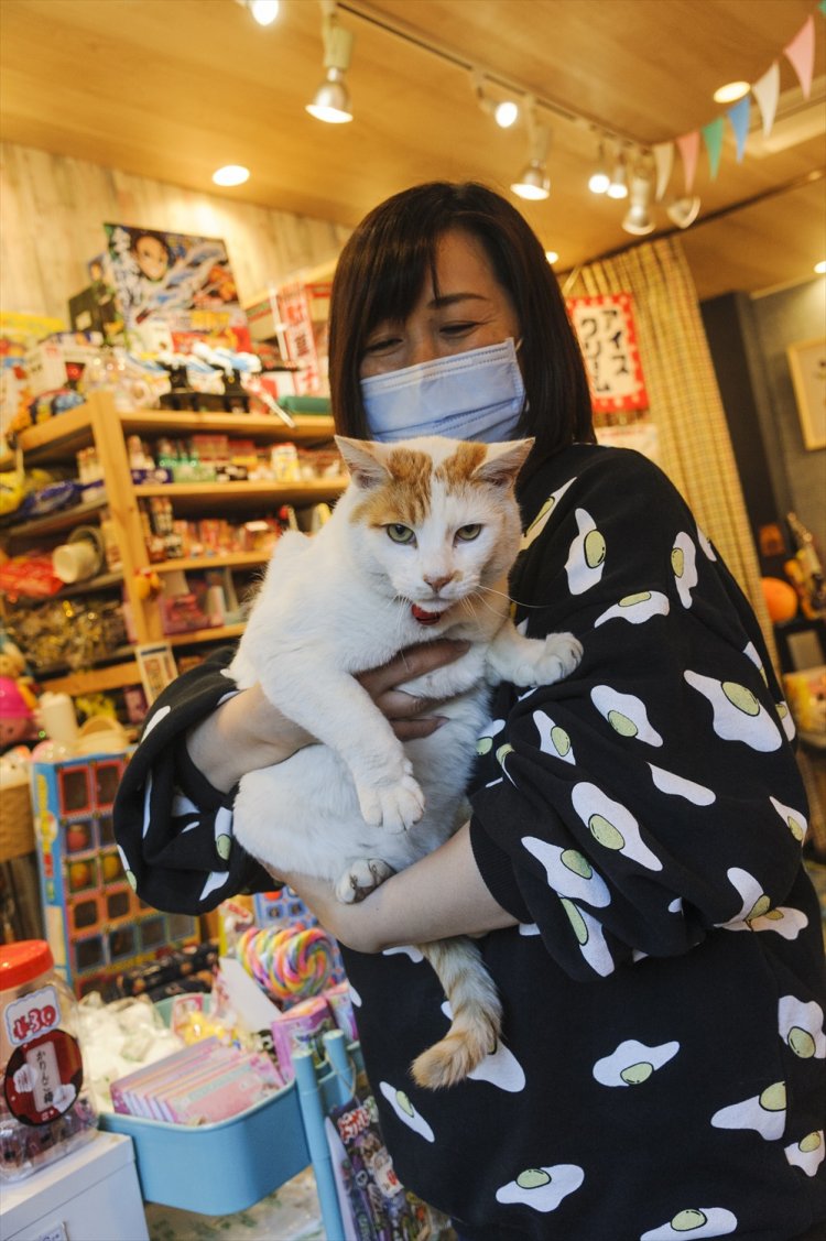 店主の小倉勝実さんと。「大きくてどっしり重いんですよ」。