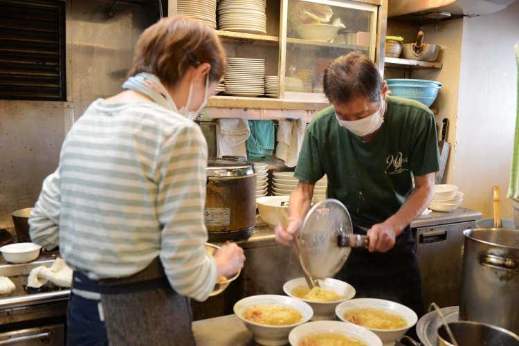 店主と娘さんの絶妙なコンビプレーで、カレーライスや支那そばができ上っていく。