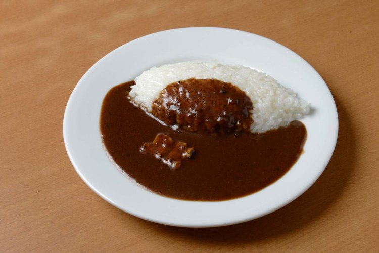 カップで盛り付けたご飯に、形がなくなるまで煮込まれたカレールーがかかる。写真は半カレー。