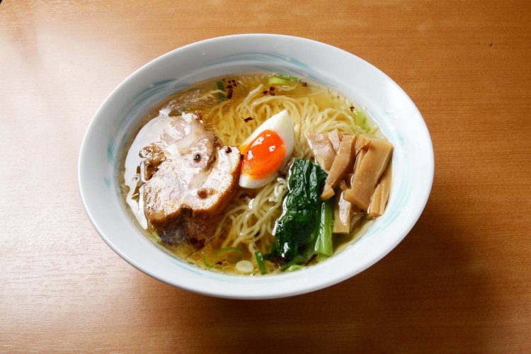 透明感のあるスープや色どりも美しい具が食欲を誘う。