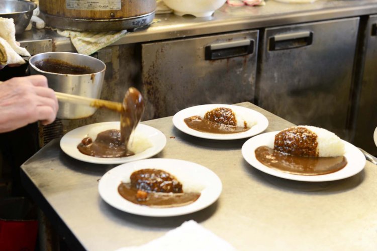 半カレーと普通サイズのカレーが手際よく盛り付けされていく。