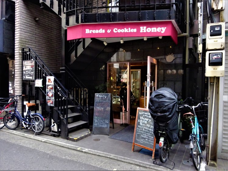 『Honey』と書かれた赤い看板が目印。