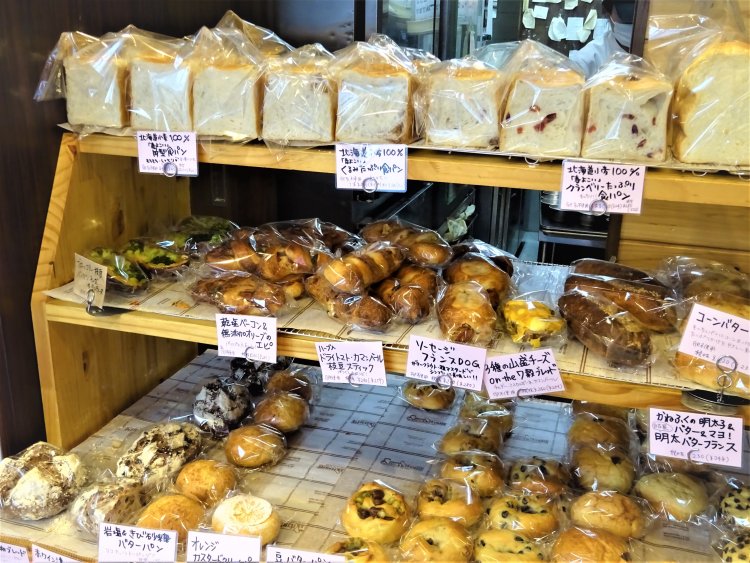 店内の工房で焼かれた食パンや総菜パン。
