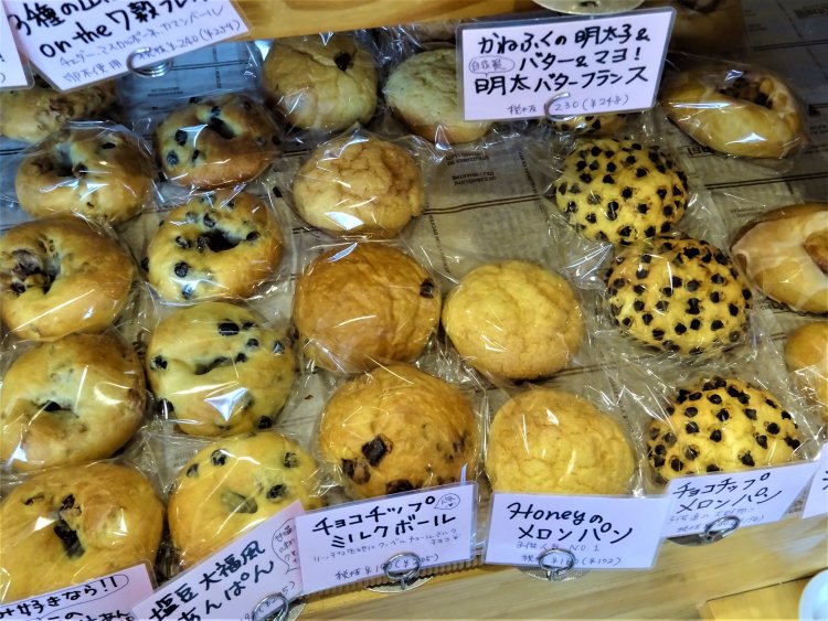 メロンパンやチョコレート系などの甘いパンも。