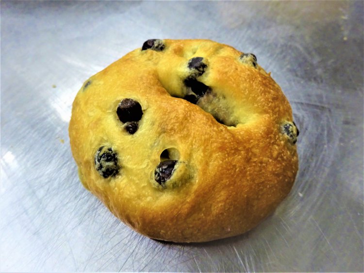 塩豆大福風あんぱん205円。甘じょっぱい味がクセになる。