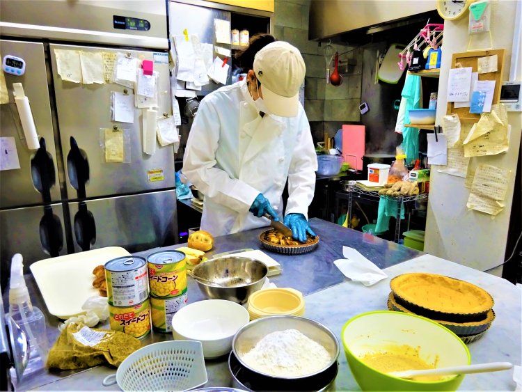 店内の工房で作業をする津村さん。