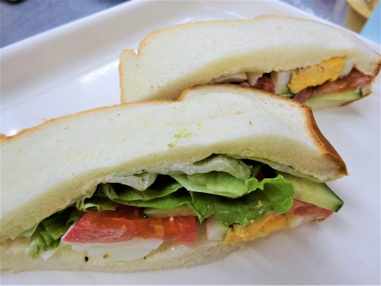 世界1おいしい！？野菜たっぷりたまごサンド432円。レタスやキュウリはシャキシャキで、トマトはみずみずしい。野菜を引き立てる特製マヨネーズも美味。