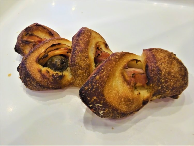 乾塩ベーコン＆無添加オリーブのエピ281円。