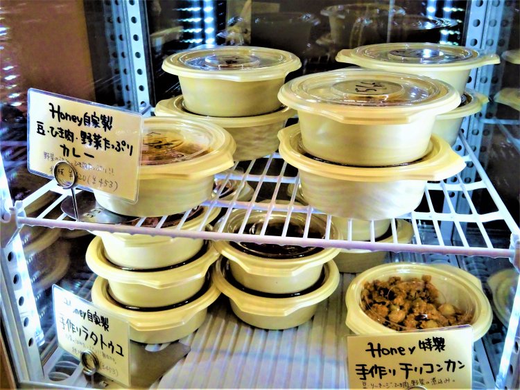 カレーやチリコンカンなどの総菜も販売。