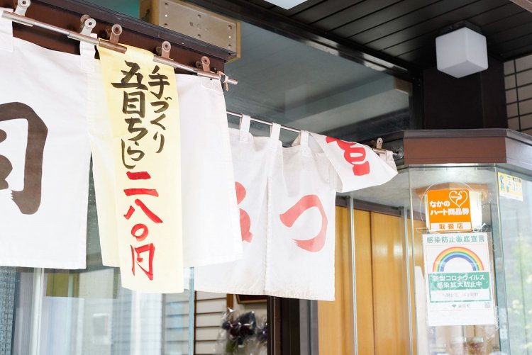 ケースに並ぶ総菜やお菓子を選んでお店でいただく人も多い。