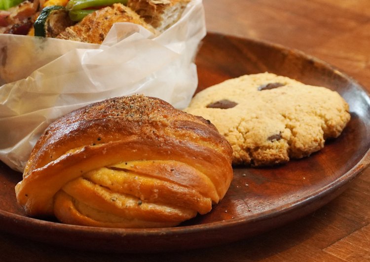 カルダモンロールとカントリービスケット。ビスケットにはヴィーガンチョコレートが入っている。