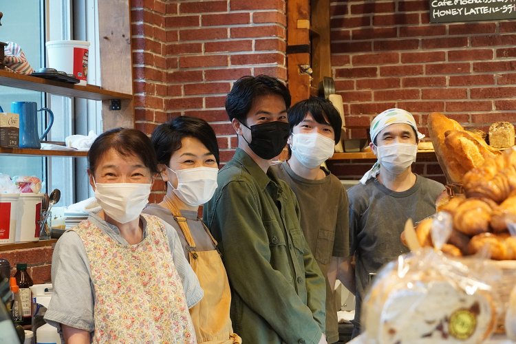 遊びに来ていた元･スタッフの方もいっしょに、一番左が母の幸恵さん、右から2番めが店長の純弥さん。家族･スタッフの仲の良さが感じられる。