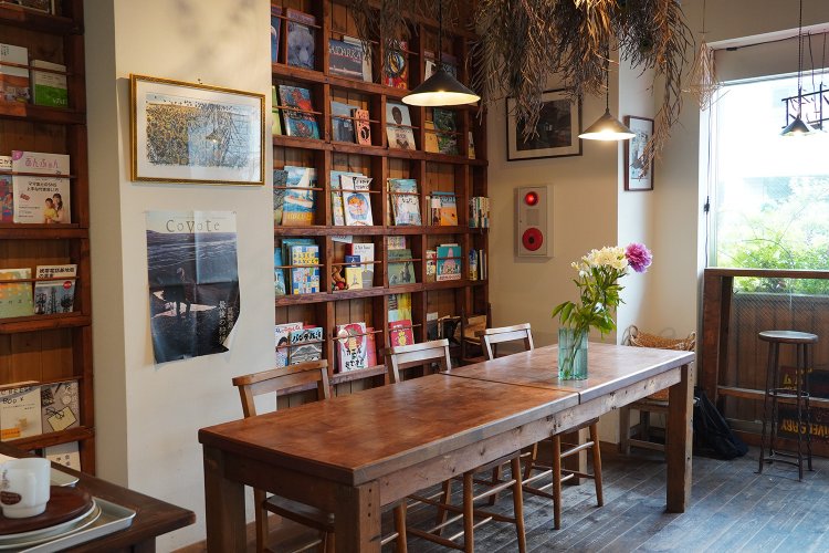 壁面には本がいっぱい。読書好きな初代夫婦が入れ替えるため、絵本から新刊の単行本まで揃っている。