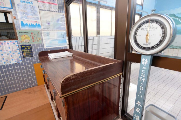 赤ちゃんの着替えを手伝ってくれる女性従業員がいた……なんて話は今や昔話。