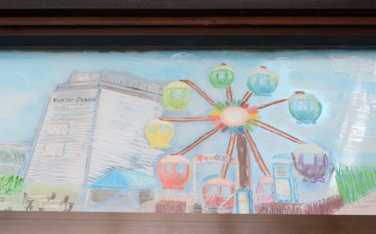 脱衣所と浴室のガラス窓に東急プラザ蒲田の屋上の観覧車が描かれている。