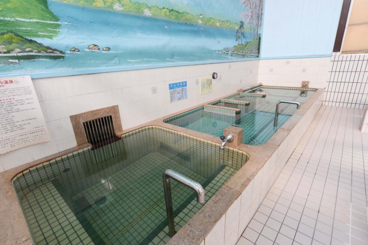 浴室奥にさまざまな機能浴を楽しめる浴槽がある。