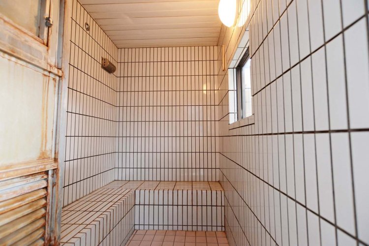 森林浴効果があるというスチームサウナは、かなり高温なので、すぐに発汗する。