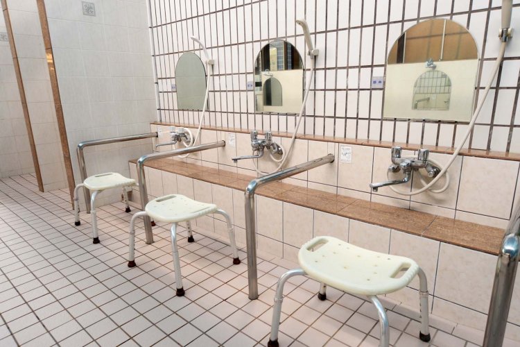 足や膝が悪い方に喜ばれているというゆったりサイズの洗い場。