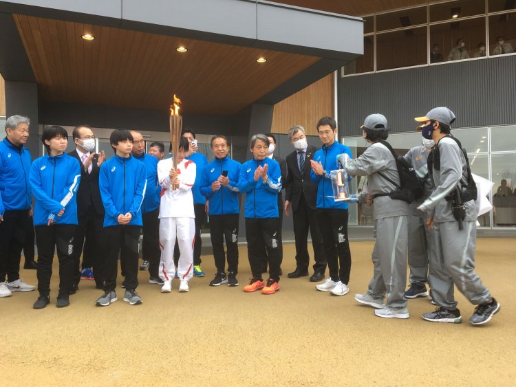 大熊町役場前広場で希望者のサポートランナー20名が伴走。聖火はランタンに移し隣町へ車移動。