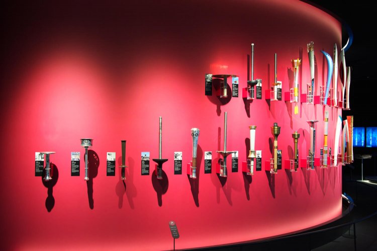 『日本オリンピックミュージアム』に歴代の聖火トーチ展示。1964年のものは下段左から4つ目。