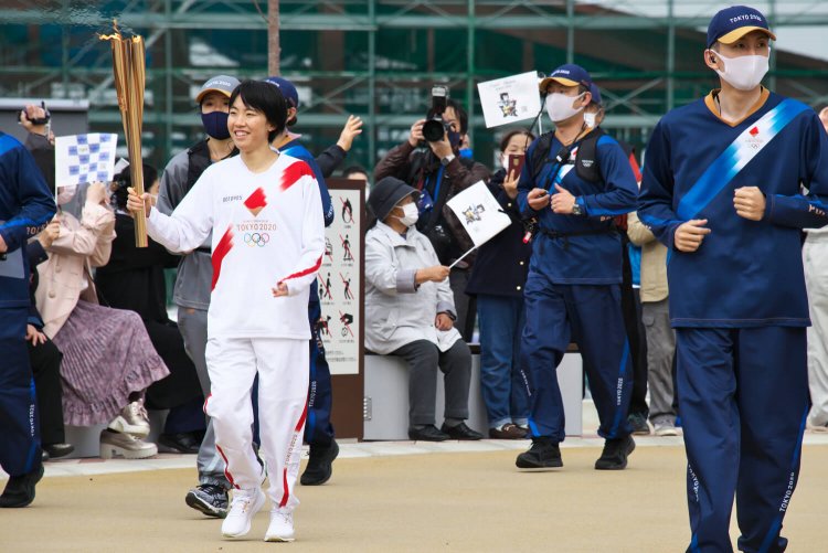 聖火リレー初日の福島県大熊町にて。聖火ランナー1名とガードランナーが約200m走り次の走者とトーチキス。