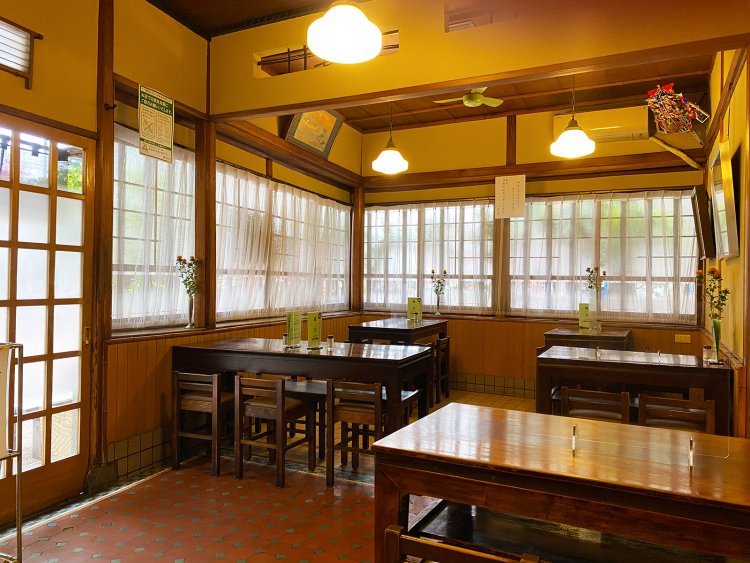 関東大震災と東京空襲で焼け残った明治時代のタイルがレトロな風合いを醸し出す店内。
