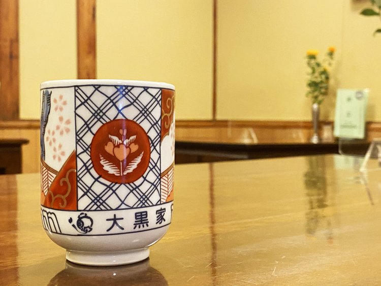 自家製へのこだわりは、食器にも生きている。変わらない安心感となつかしさを求めて足繁く通う常連客も多数。