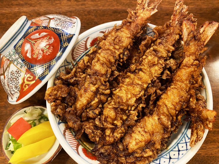 海老天丼2000円は、えび天4本入りの人気メニュー。