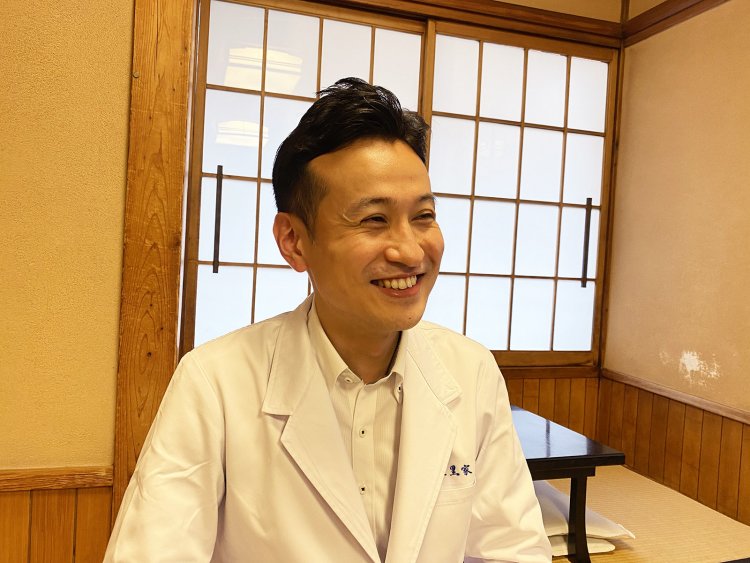 浅草に活気を取り戻す手段を模索する丸山さん。煮詰まった時は、ジョギングやバスケットボール、フットサルをして思考をリセットするという。