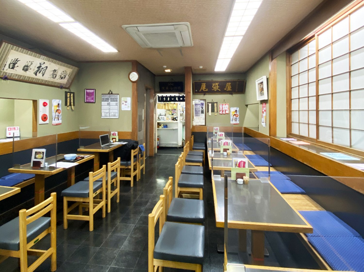 有名人も多く訪れる本店。左手には昭和を代表する横綱、大乃国、旭富士、千代の富士、北勝海の手形が。