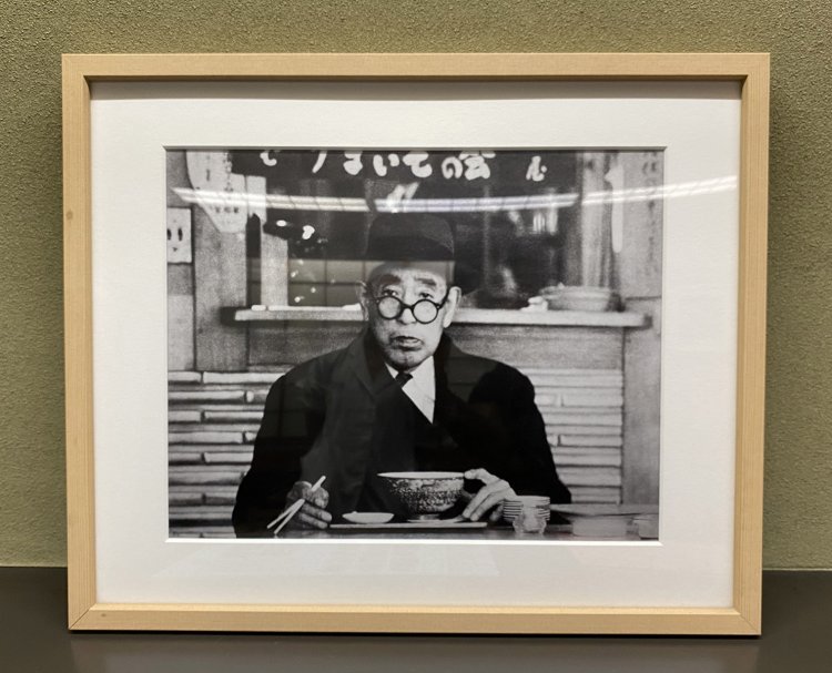 店内には、『尾張屋』を愛した文豪・永井荷風の写真も。