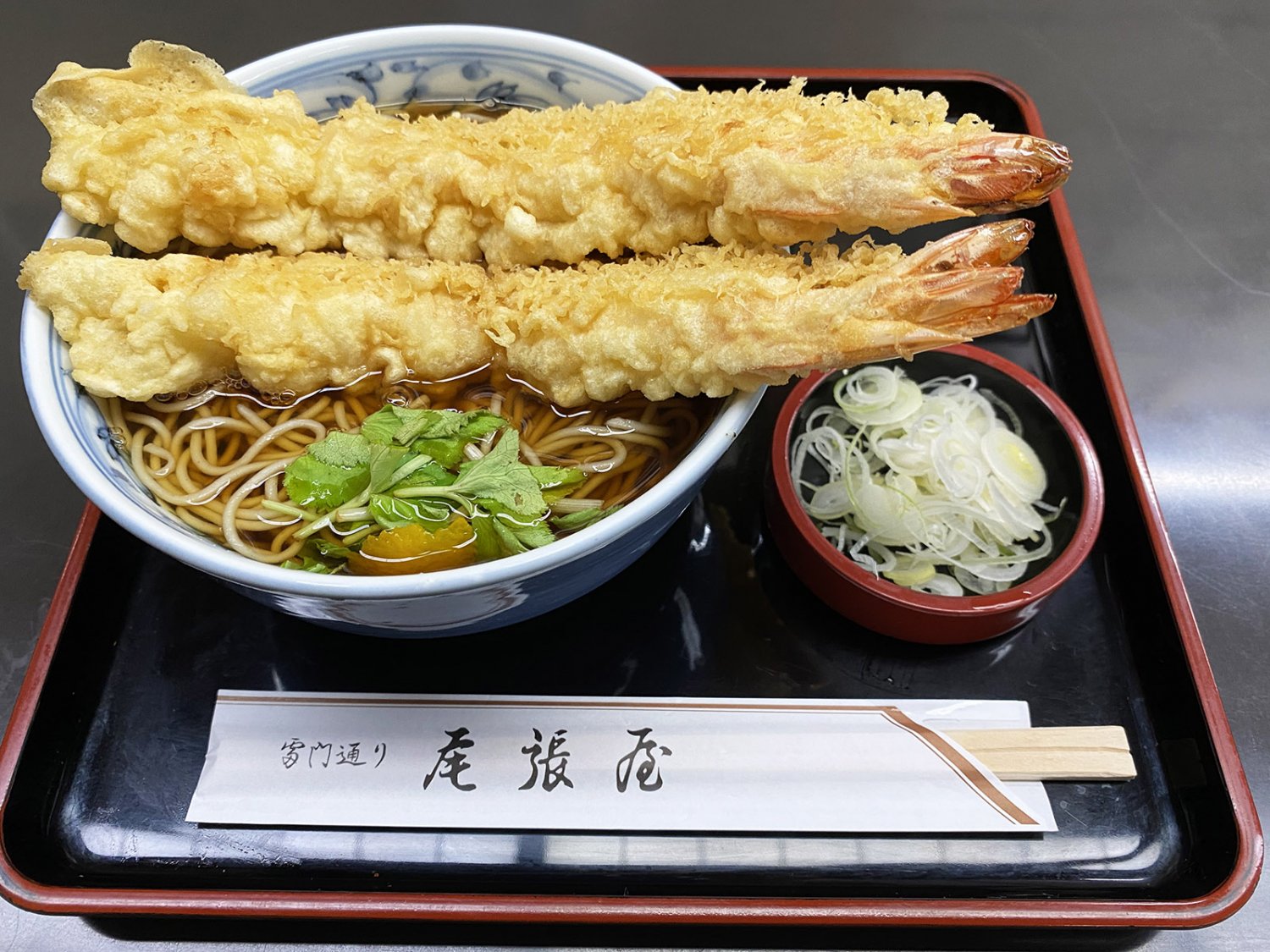 天ぷらそば1600円。えび天が器からはみ出しているが、どんぶりが小さいわけではない。