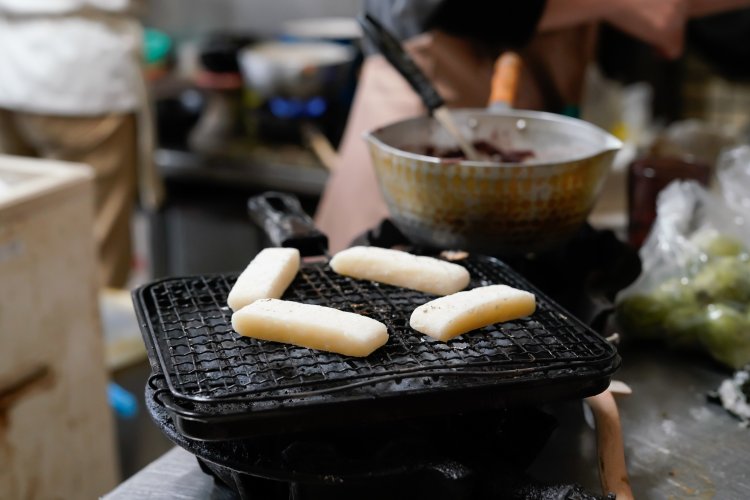 自家製の杵つきの餅を、焼いて乗せる。普通のことと言われてもこの普通、いつぶりだろうか。