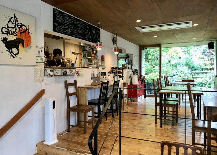 ジョンソンタウン時代の面影も残るという店内。テーブルやベンチソファは自家製だ。